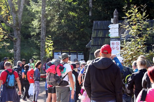 Kolejka oczekujących do punktu sprzedaży biletów wstępu do Tatrzańskiego Parku Narodowego w Kuźnicach