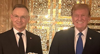 Złote, a skromne! Andrzej Duda i Donald Trump pozują z tajemniczymi przedmiotami. Jeden ma ważną symbolikę