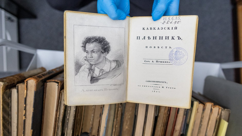 Fałszywa kopia pierwszego wydania książki "Jeniec Kaukazu: powieść" Aleksandra Puszkina z 1822 r., znajdującej się w Bibliotece Uniwersyteckiej w Warszawie