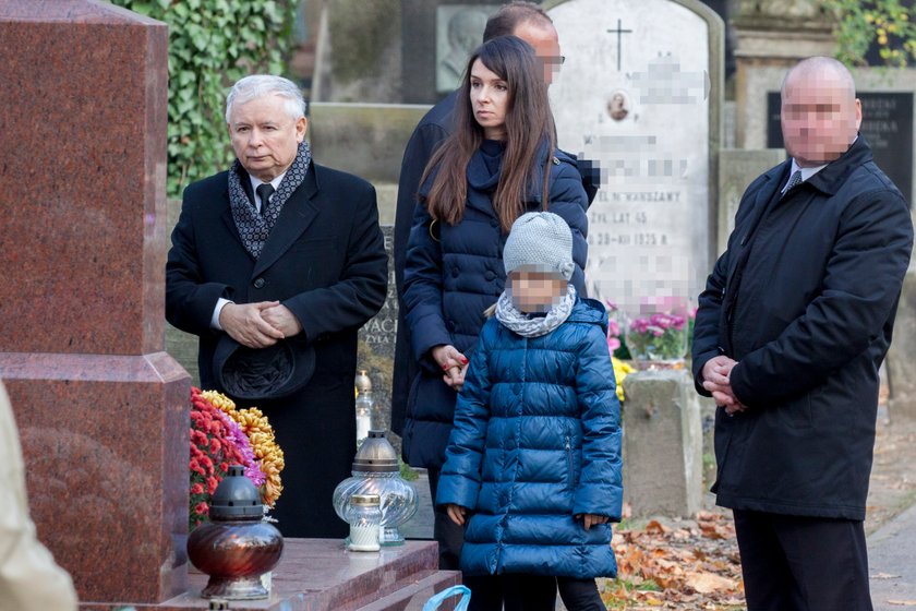 Kaczyński z Martą i jej córkami na Powązkach