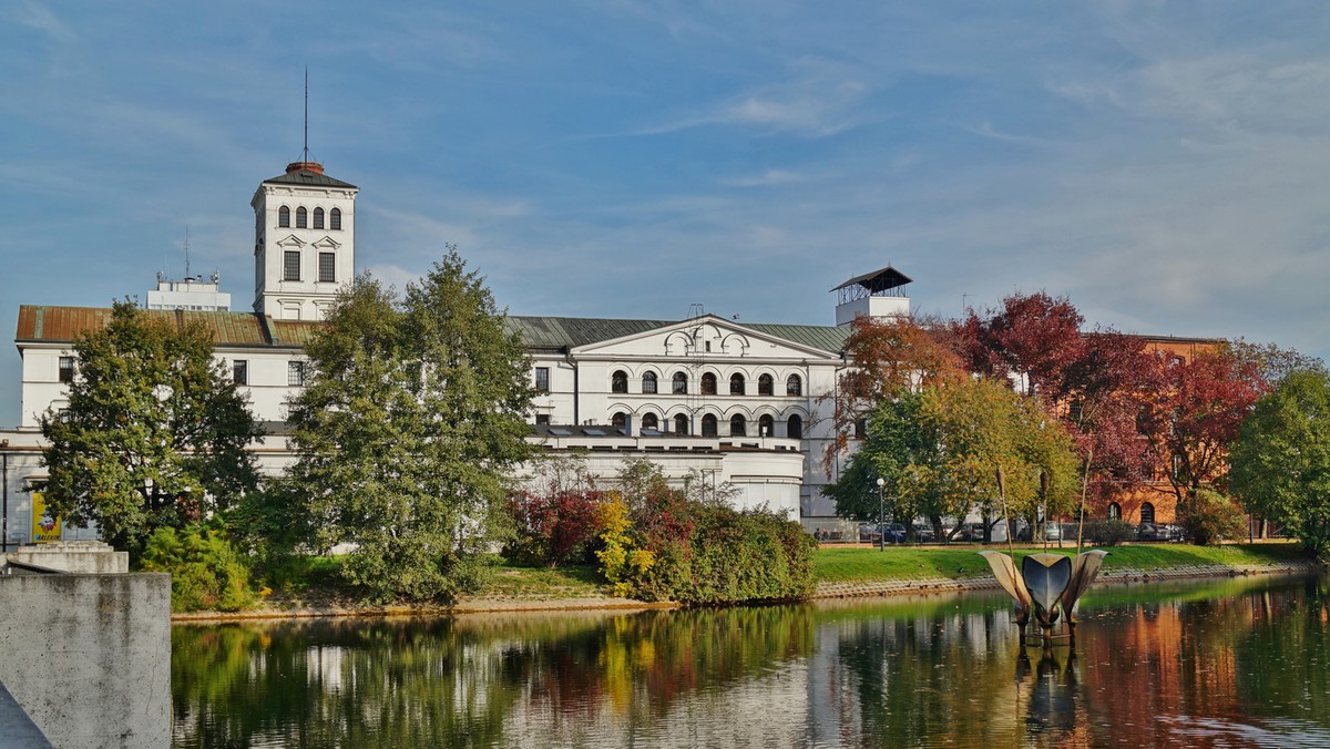 Mniej znaną część twórczości malarza Tadeusza Sprusiaka - projekty wzorów na tkaninach - zaprezentuje Centralne Muzeum Włókiennictwa w Łodzi. Na wystawie, która otwarta została w czwartek, znalazły się m.in. drukowane tkaniny z lat 50. i uszyte z nich sukienki.