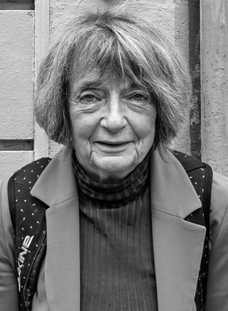 Monique Pinçon-Charlot, doktor socjologii, przez kilkadziesiąt lat związana z Narodowym Centrum Badań Naukowych (CNRS). Wspólnie z mężem Michelem Pinçonem, zmarłym w 2022 r., badała współczesną francuską wielką burżuazję i arystokrację. Opublikowali m.in. (nietłumaczone na polski): „Grandes Fortunes. Dynasties familiales et formes de richesse en France” (Wielkie fortuny. Dynastie rodzinne i formy bogactwa we Francji), „Les Ghettos du Gotha. Comment la bourgeoisie défend ses espaces” (Getta Gothy. Jak burżuazja broni swojej przestrzeni), a także wspomnienia ze swoich badań socjologicznych