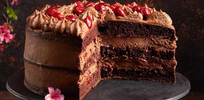 Tort czekoladowy, który zachwyci wszystkich. Pasują do niego sezonowe owoce, ale sekretem jest pyszny krem