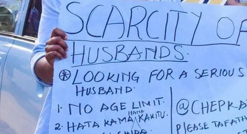 Sura sio shida, bora uhai- Lady takes to the streets to look for a husband with a placard (Photos)