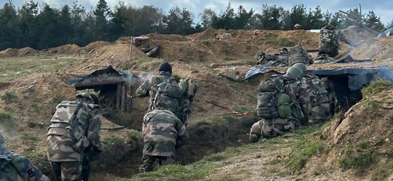 Odwiedziliśmy obóz szkoleniowy we Francji. "W okopach rozrzucono zwierzęce zwłoki, aby przyzwyczaić Ukraińców do zapachu śmierci"