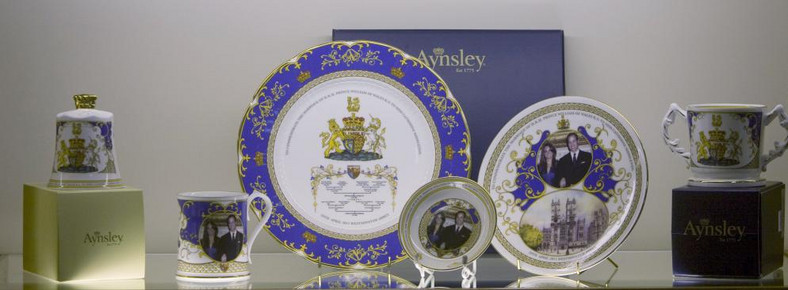 Pamiątkowe wyroby z porcelany przygotowane z okazji ślubu księcia Williamia i Kate Middleton. Porcelana została wyprodukowana w fabryce Aynsley China Ltd. w Stoke-on-Trent, Wielka Brytania.