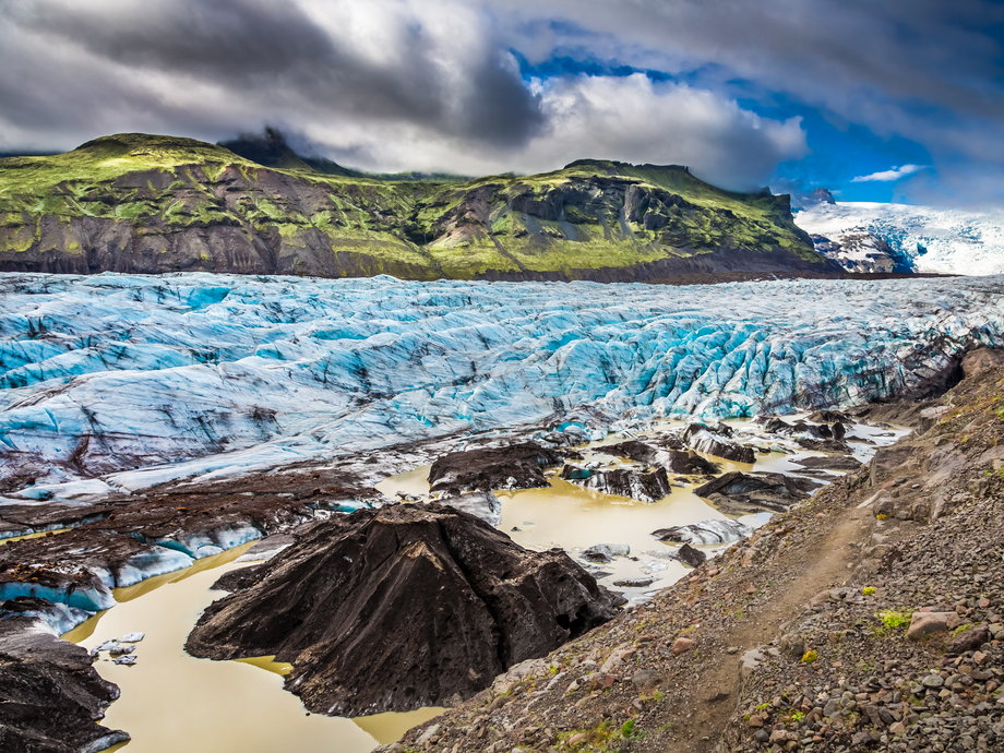 The glacier started receding around 1948, leaving behind deep gorges that filled with melted glacier water, which ultimately became the lagoon.