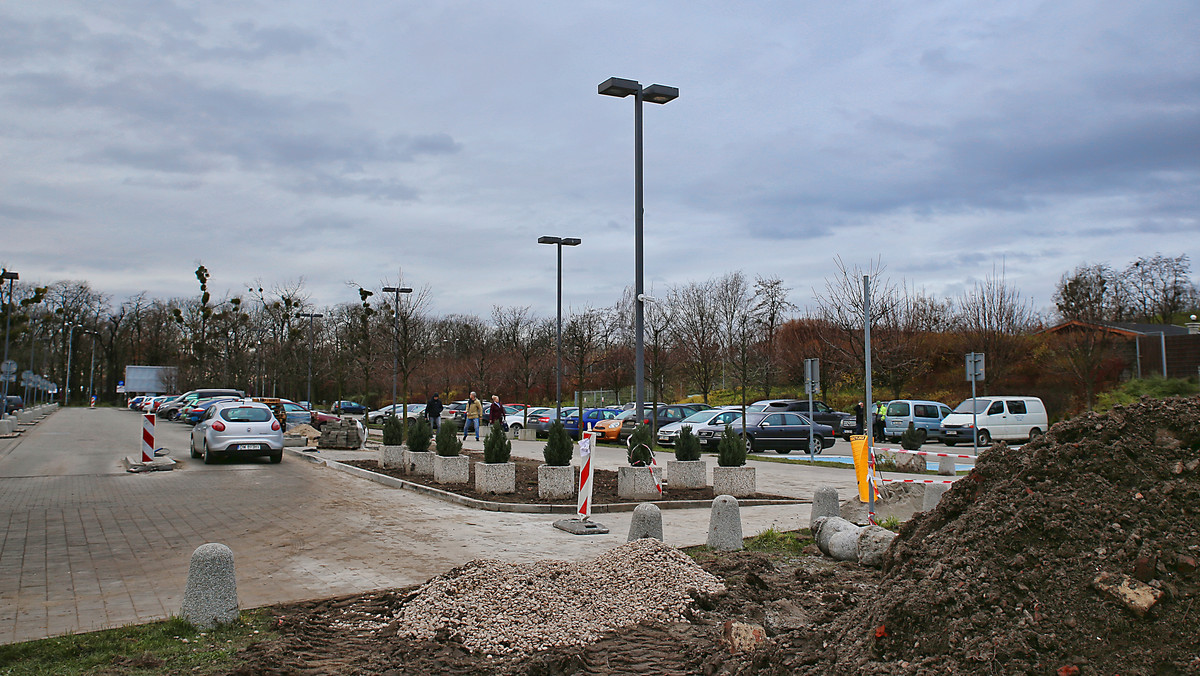Od stycznia 2018 roku parking przed wrocławskim Aquaparkiem zacznie działać na nowych zasadach. Klienci nadal będą mogli parkować za darmo. Jednak osoby, które nie będą korzystać z basenu, siłowni albo sauny, za postój będą musiały zapłacić.