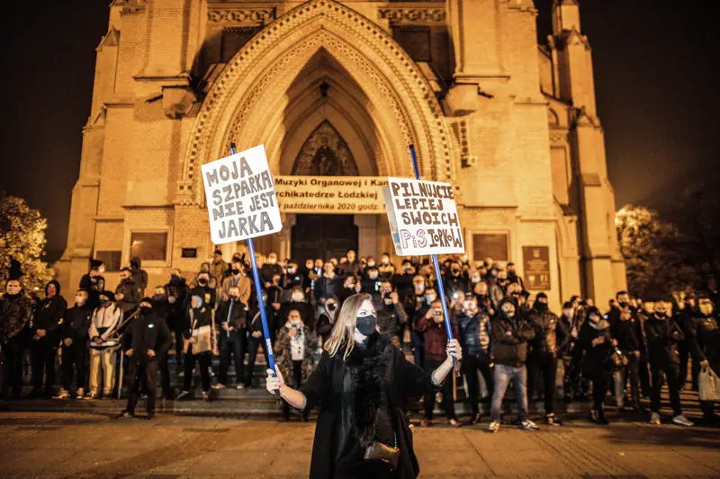 Protestujący przed kościołem Św. Aleksandra w Warszawie