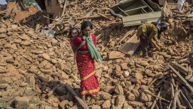 Nepal: setki tysięcy ludzi porzucają Kotlinę Katmandu