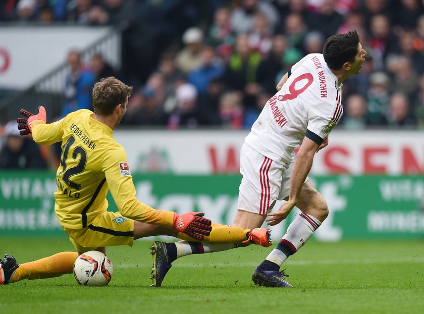 Brutalny faul na Lewandowskim! Sędzia nawet nie gwizdnął