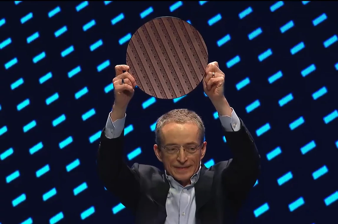 Pat Gelsinger trzymający wafel obrobiony w procesie Intel 14A