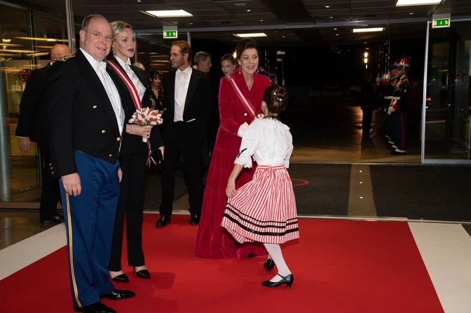 Princeza Šarlin i Albert II od Monaka sa princezom Karolinom 2019. u Monaku foto:  PIERRE VILLARD/ Sipa Press