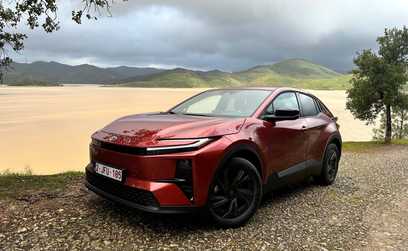 Nowa Toyota C-HR+/Wziąłem miarkę i sprawdziłem nową Toyotę C-HR+. Szczerze? Nie sądziłem, że to napiszę o RAV4