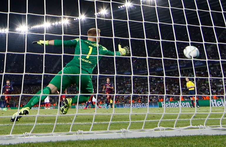 Dziewięć goli w meczu o Superpuchar Europy. Trofeum dla Barcelony