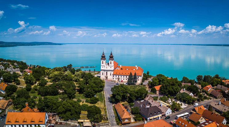 Az Országos Vízügyi Főigazgatóság (OVF) csütörtökön harmadfokú vízminőségi kárelhárítási készültséget rendelt el a Balaton nyugati medencéjére / Fotó: shutterstock