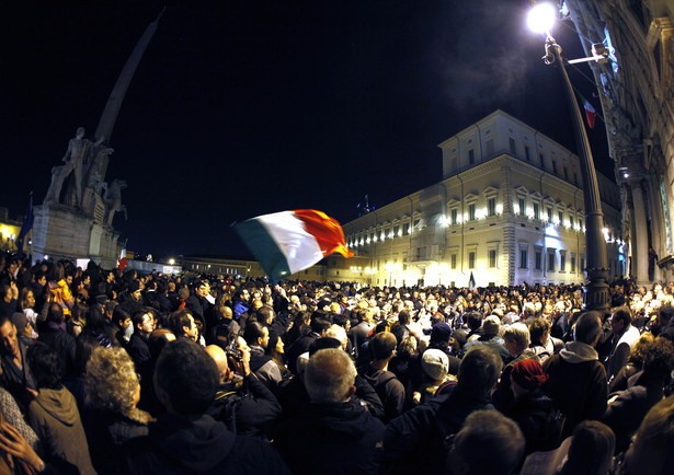 Premier Włoch Silvio Berlusconi składa dymisję. Przeciwnicy Berlusconiego zgromadzili się przed siedzibą prezydenta, 12.11.2011.
