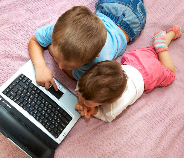 dzieci z komuterem. fot. Shutterstock
