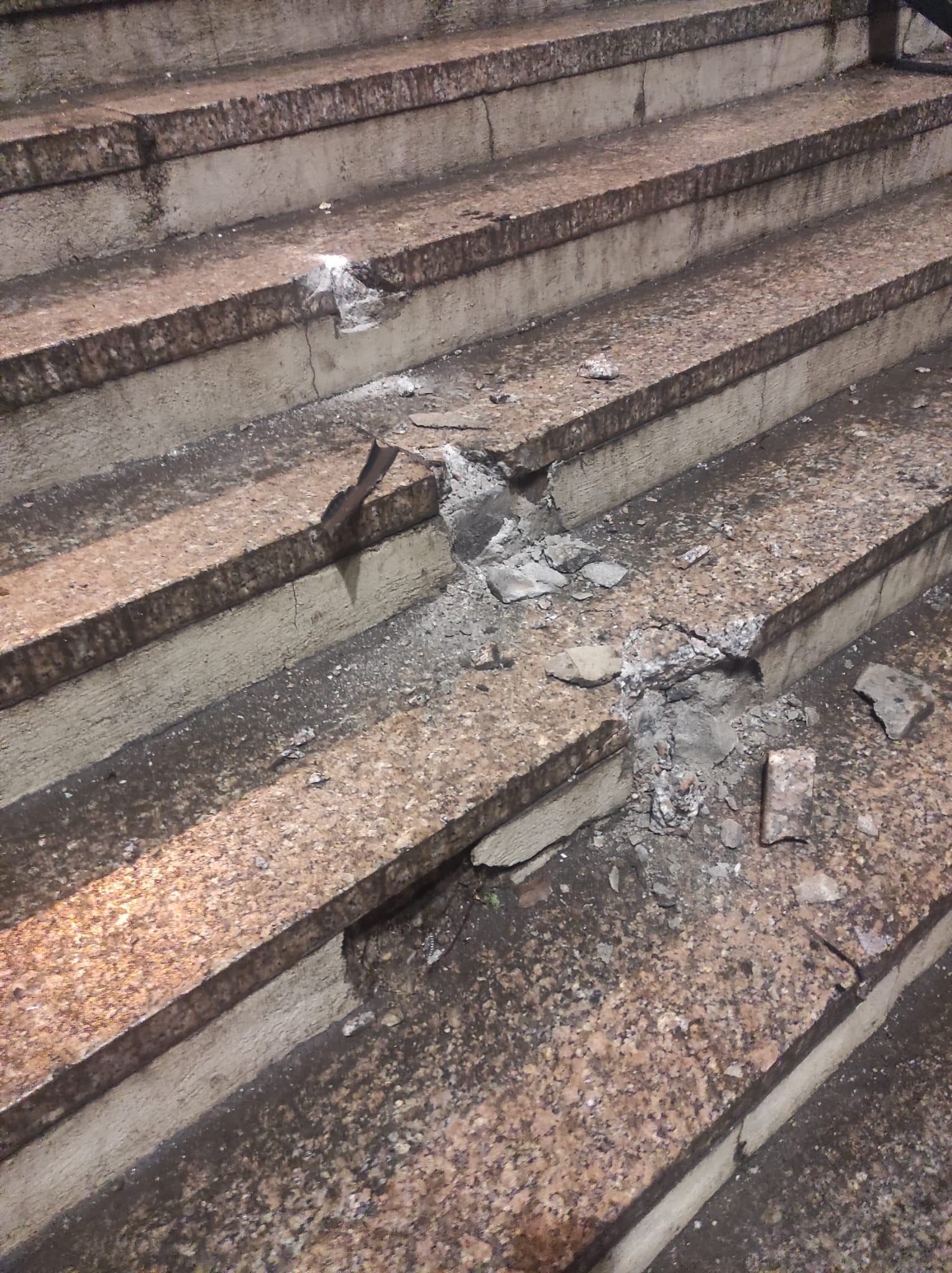 Polícia rieši prípad neznámeho vodiča, ktorý vo štvrtok ráno „zbehol“ autom po schodoch na Židovskej ulici v Bratislave. 