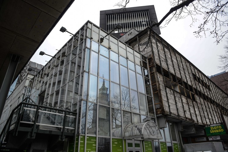 W Sezamie znajdowały się również kawiarnia oraz bar szybkiej obsługi. Taras kawiarni znajdował się na pierwszym piętrze w części północnej budynku (od strony ul. Świętokrzyskiej).
<br><br>
(cat/mgo) PAP/Jakub Kamiński