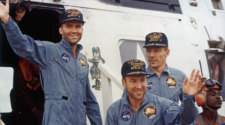 A szerencsés legénység a landolás után, Fred W. Haise (balról), James A. Lovell és John L. Swigert /Fotó: Getty Images 
