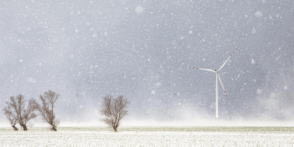 W prognozie na dzisiaj niewykluczone są burze śnieżne, może nawet wyładowania. 