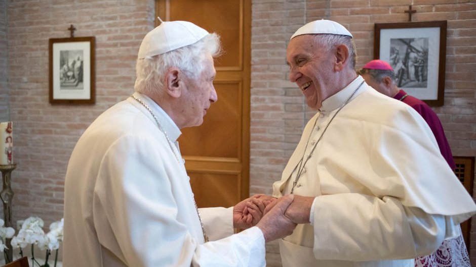 Papież Franciszek w odwiedzinach u Benedykta XVI (zdjęcie archiwalne)