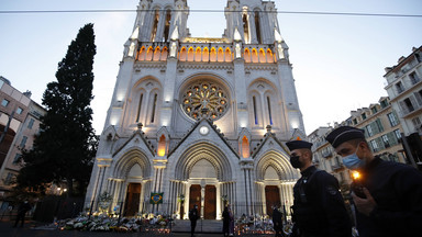 Wyjątkowy koncert bożonarodzeniowy w katedrze Notre Dame. Chórzyści śpiewali kolędy w kaskach budowlanych