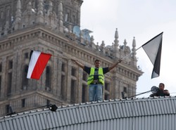 Kupcy spacyfikowani, politycy walczą dalej