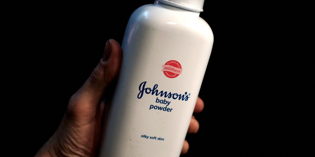 Puder Johnson & Johnson będzie zakazany? Są obawy, że wywołuje raka.