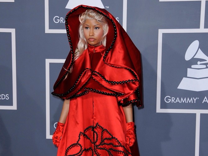 Suknię w stylu Czerwonego Kapturka zaprojektowała Donatella Versace