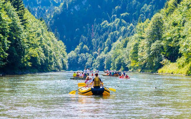 Spływ przełomem Dunajca (tratwą, pontonem lub kajakiem) pozostaje jedną z najciekawszych atrakcji turystycznych Pienin