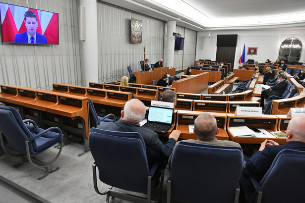 Wiceminister edukacji i nauki Dariusz Piontkowski (na ekranie) podczas posiedzenia senackiej komisji samorządu terytorialnego i administracji państwowej