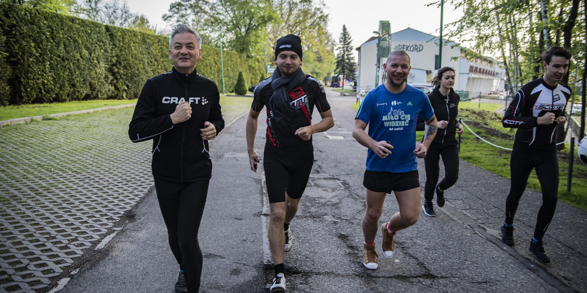 Robert Biedroń podczas porannego joggingu