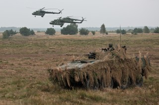 Dragon-17: Desant spadochroniarzy na lotnisku w Szymanach