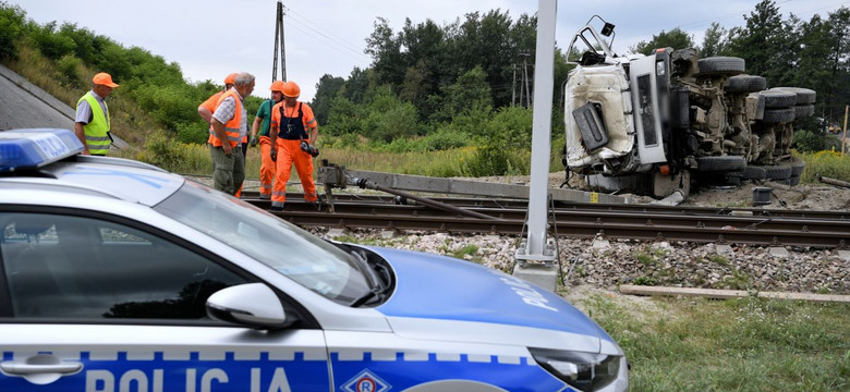 Ciężarówka zderzyła się z pociągiem. Kierowca auta zginął na miejscu