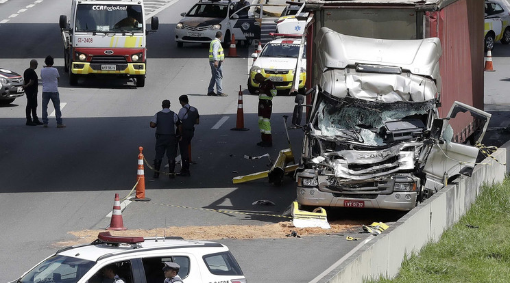 A Sao Pauló-i autópályán akart leszállni a helikopter, de nekirepült egy kamionnak, ketten meghaltak / Fotó: MTI/EPA-Sebastiao Moreira