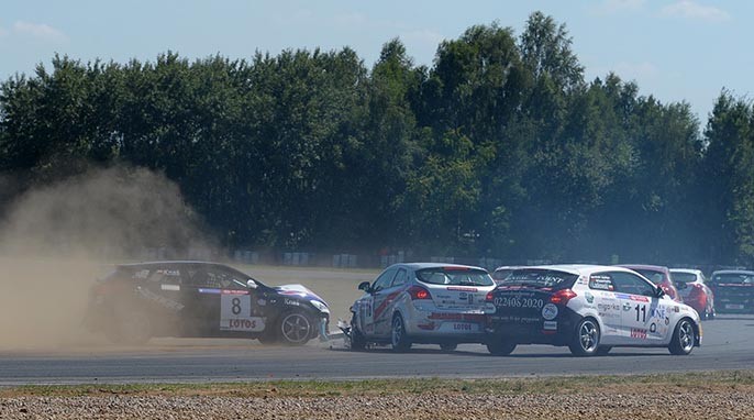 Pierwszy wyścig i już na pierwszym zakręcie kraksa