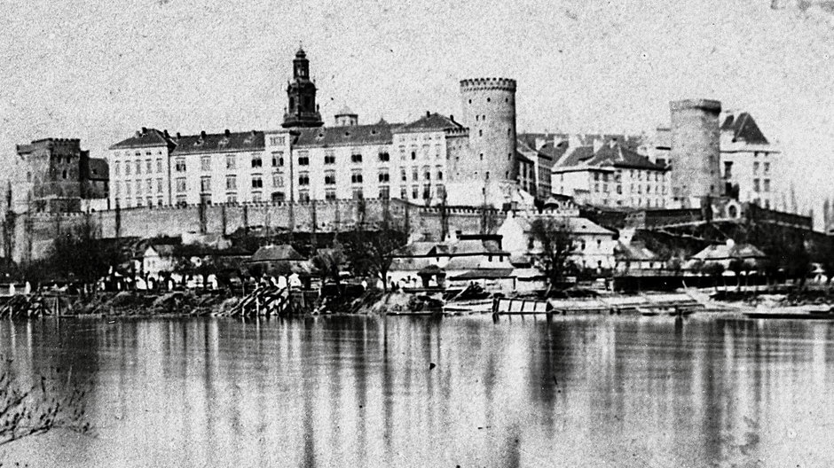 Podróż do miejsc z przeszłości. Miasta Polski na zdjęciach sprzed lat - Wawel w Krakowie z 1865 r.