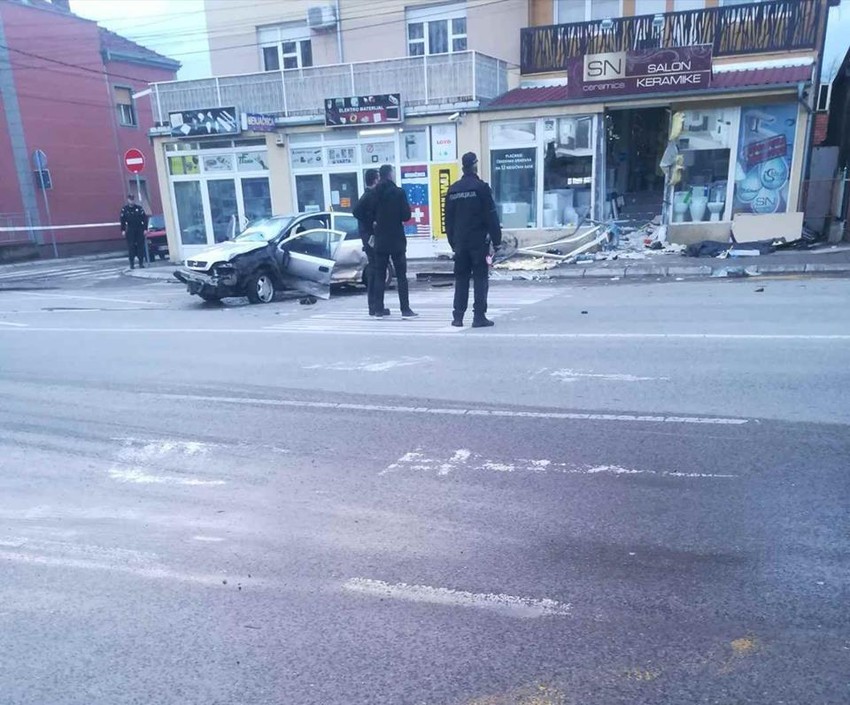 Salon keramike u Knjaževačkoj ulici u koji je udario automobil