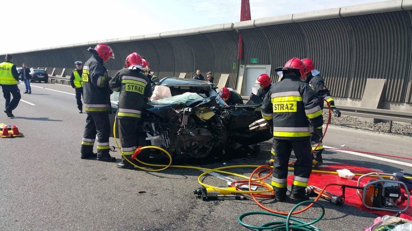 Kierowca toyoty leżał zgięty w pół na przednim siedzeniu