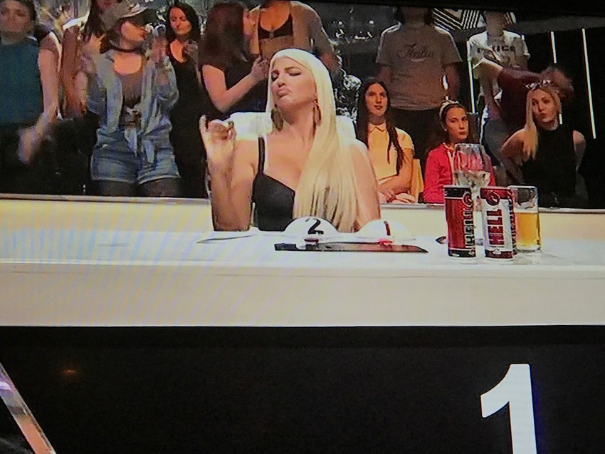 JK uživa uz Cecinu pesmu 