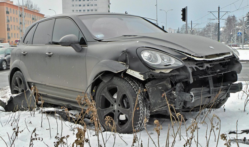 Porsche cayenne po wypadku. Samochód należy do Wojciecha Szczęsnego