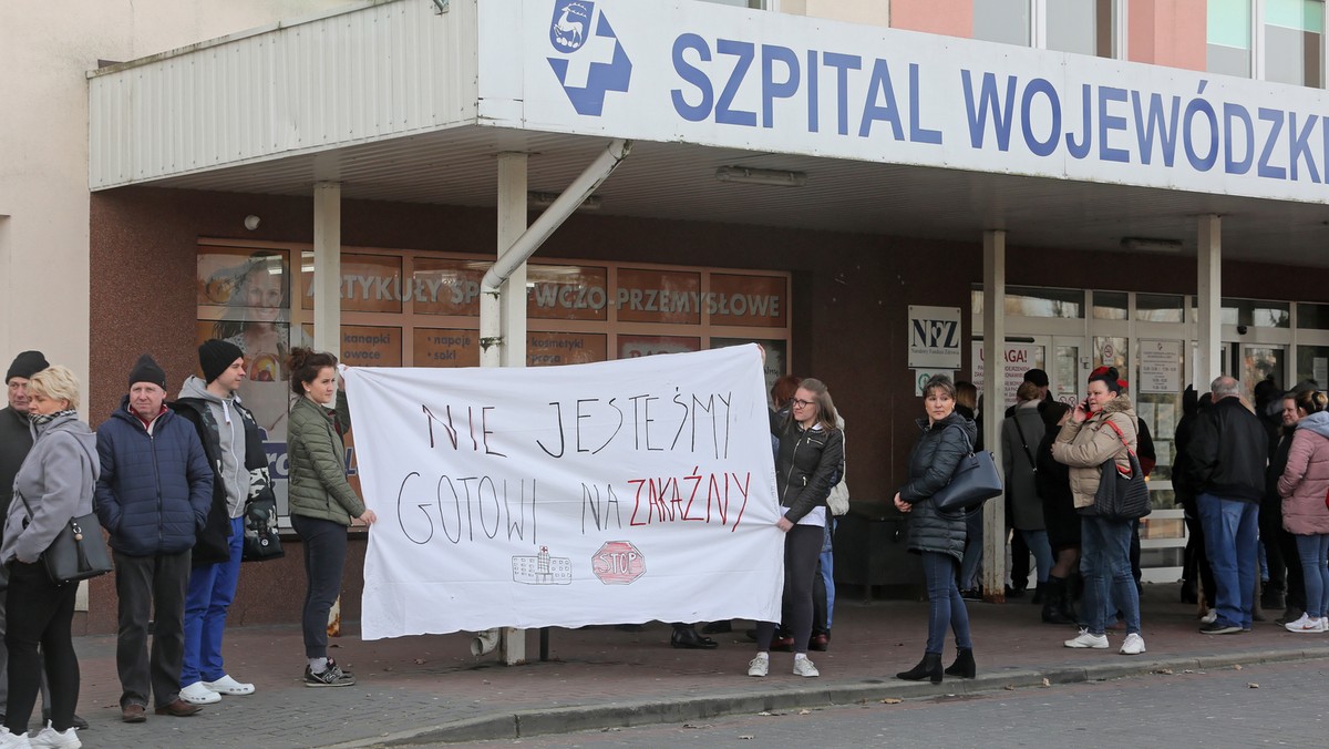 Jacek Roleder został dziś pełniącym czasowo obowiązki dyrektora szpitala wojewódzkiego w Łomży - poinformował urząd marszałkowski w Białymstoku. Od rana trwa przed tym szpitalem protest przeciwko przekształceniu go w szpital zakaźny do przyjmowania pacjentów z koronawirusem. Ze stanowiska zrezygnowała wczoraj Joanna Chilińska, która została wicedyrektorem szpitala ds. pielęgniarstwa - podano w komunikacie.