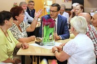 Premier Mateusz Morawiecki (C) podczas wizyty w Domu Seniora „Wigor w Rudzie Śląskiej