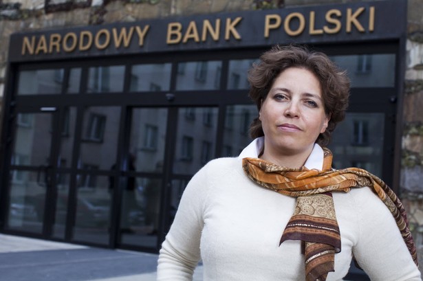 Joanna Tyrowicz przed wejściem do siedziby NBP