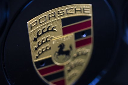 Porsche wzywa 340 tys. aut do serwisu. "Istnieje ryzyko, że zaparkowane zaczną zjeżdżać"