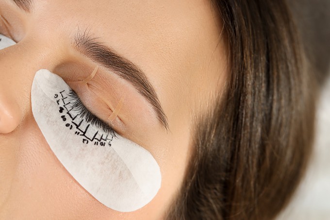 Szempillagyöngyök és ghost lashes: megőrülnek érte a fiatalok, pedig veszélyes is lehet