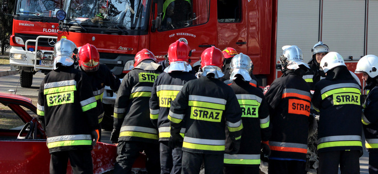 Pożar kamienicy w Brzegu. Policjanci zatruli się w czasie akcji ratunkowej