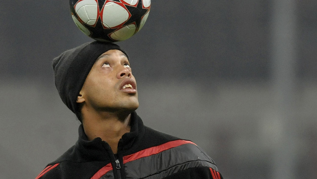 Ronaldinho miał podpisany kontrakt sponsorski z koncernem Coca-Cola do 2014 roku. Niestety umowa została zerwana. Powód? Piłkarz został przyłapany na konferencji prasowej z puszką konkurencyjnego napoju.